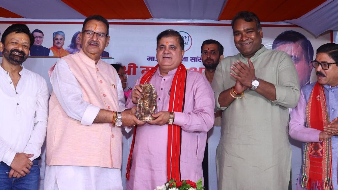 भाजपा प्रदेश अध्यक्ष महेन्द्र भट्ट को स्मृति चिन्ह देकर अभिनन्दन करते कैबिनेट मंत्री गणेश जोशी