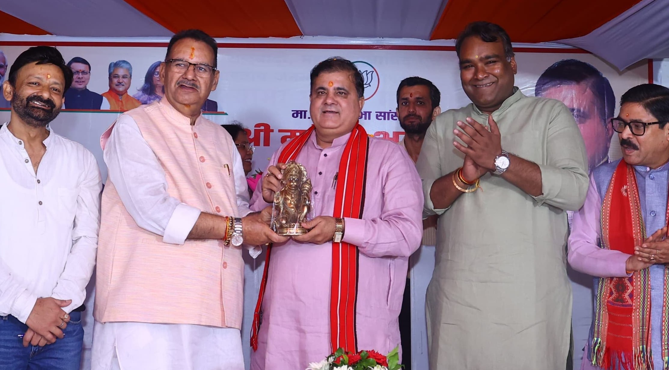 भाजपा प्रदेश अध्यक्ष महेन्द्र भट्ट को स्मृति चिन्ह देकर अभिनन्दन करते कैबिनेट मंत्री गणेश जोशी