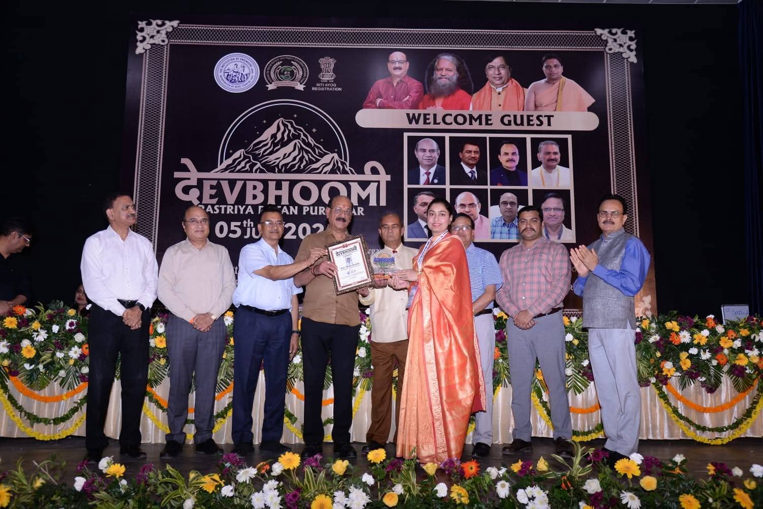 मेडिकल एजुकेशन के क्षेत्र में उत्कृष्ट प्रदर्शन के लिए मिला देवभूमि राष्ट्रीय रत्न अवार्ड