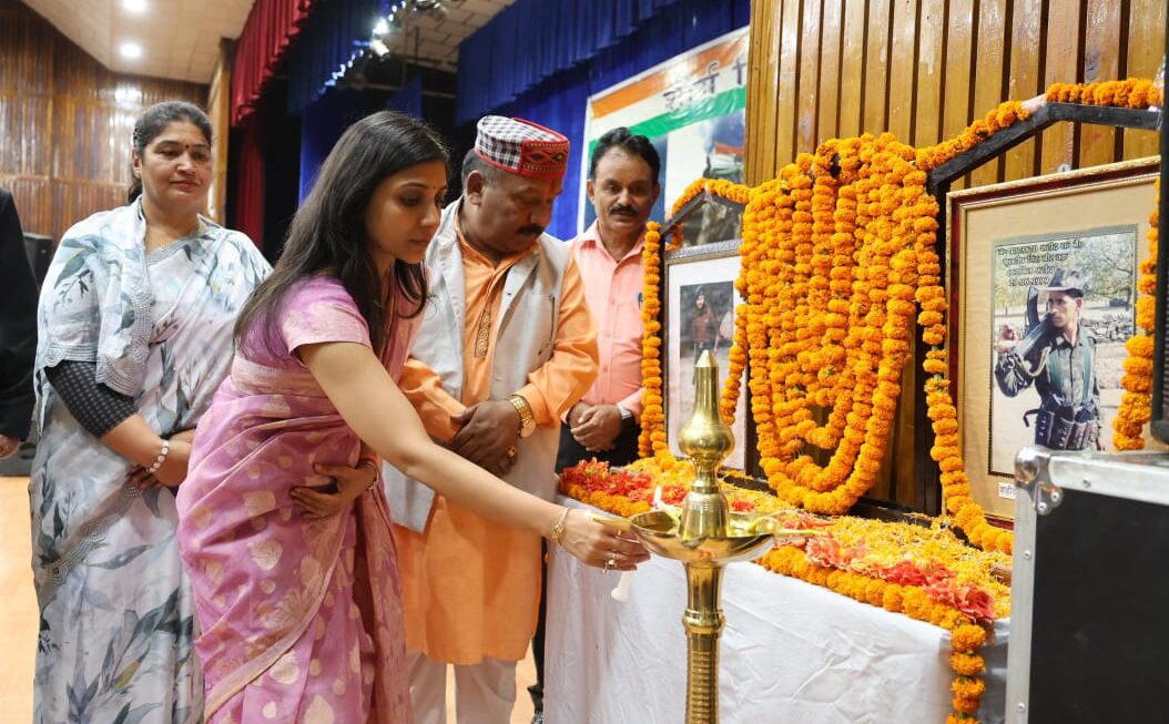 शहीद हमारे प्रेरणास्रोत: जिलाधिकारी