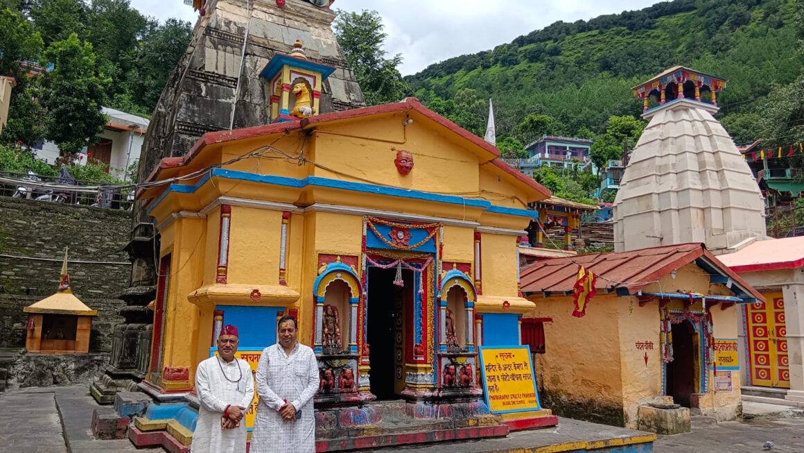 श्री बदरीनाथ – केदारनाथ मंदिर समिति अध्यक्ष हेमंत द्विवेदी ने श्री विश्वनाथ मंदिर  गुप्तकाशी के दर्शन किये