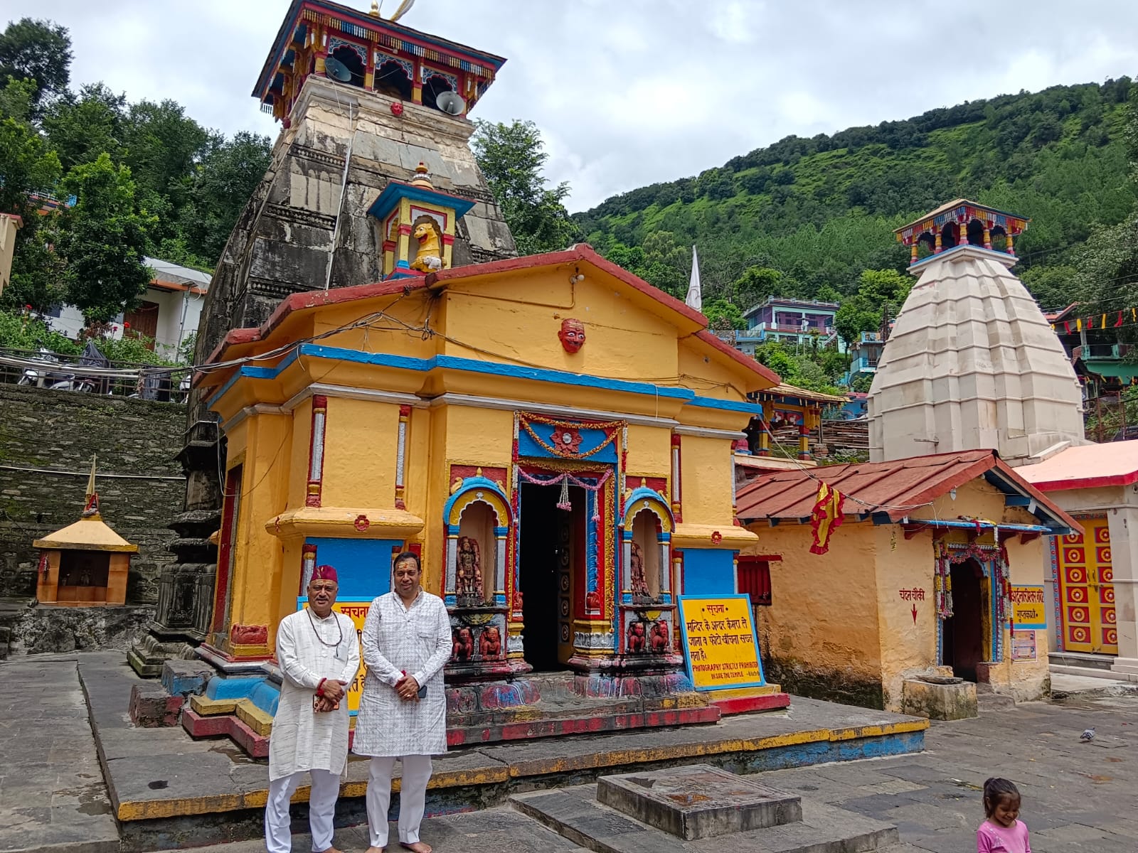 श्री बदरीनाथ – केदारनाथ मंदिर समिति अध्यक्ष हेमंत द्विवेदी ने श्री विश्वनाथ मंदिर  गुप्तकाशी के दर्शन किये