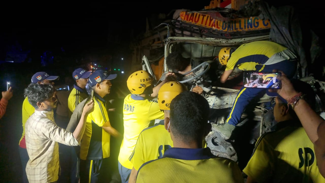 ऋषिकेश में भीषण सड़क हादसा: ट्रक और ट्रोले की टक्कर के बाद लगी आग, दो चालकों की मौत, एक घायल को SDRF ने बचाया