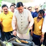 मुख्यमंत्री धामी ने सड़क किनारे भूना भुट्टा, वृद्धा को अपने हाथों से किया भेंट