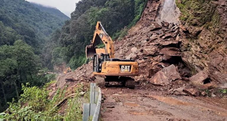 बारिश के बाद मलबा बना मुसीबत, दो नेशनल हाईवे समेत 54 सड़कें ठप