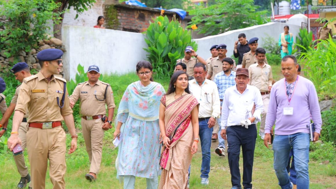 जिलाधिकारी ने किया कई मतदान केंद्रों का दौरा, व्यवस्थाओं का लिया जायजा