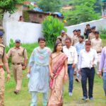 जिलाधिकारी ने किया कई मतदान केंद्रों का दौरा, व्यवस्थाओं का लिया जायजा