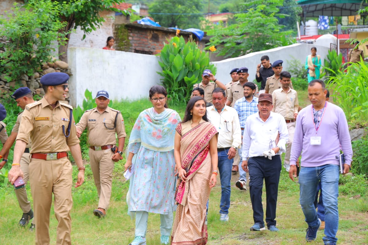 जिलाधिकारी ने किया कई मतदान केंद्रों का दौरा, व्यवस्थाओं का लिया जायजा