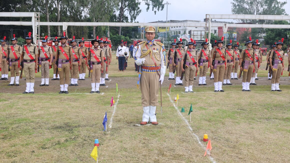 स्वतंत्रता दिवस परेड की फुल ड्रेस रिहर्सल का एसएसपी देहरादून ने किया निरीक्षण
