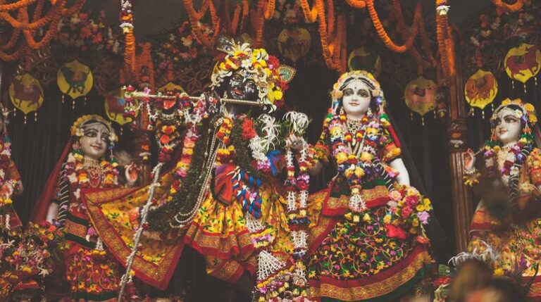 देशभर में जन्माष्टमी की धूम, मंदिरों में उमड़े श्रद्धालु; मथुरा में विशेष दर्शन व्यवस्था