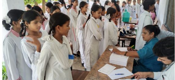 एममकेपी इंटर कॉलेज में श्री महंत इन्दिरेश अस्पताल का निःशुल्क स्वास्थ्य शिविर