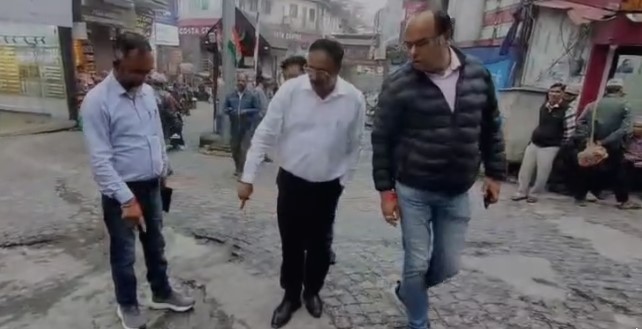 भारी बारिश के बाद टूटी मसूरी की सड़कें, मॉल रोड की मरम्मत शुरू