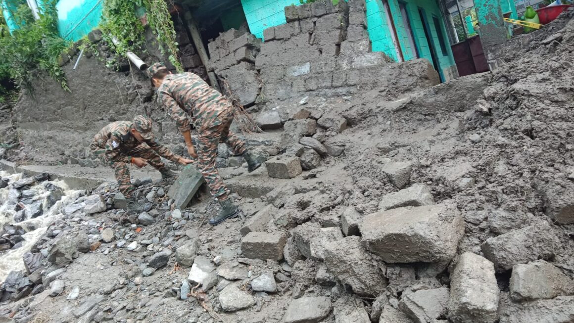 एसडीआरएफ उत्तराखण्ड पुलिस द्वारा चमोली जनपद में आपदा राहत एवं बचाव कार्य