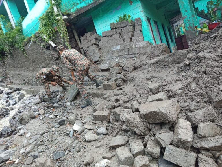 एसडीआरएफ उत्तराखण्ड पुलिस द्वारा चमोली जनपद में आपदा राहत एवं बचाव कार्य