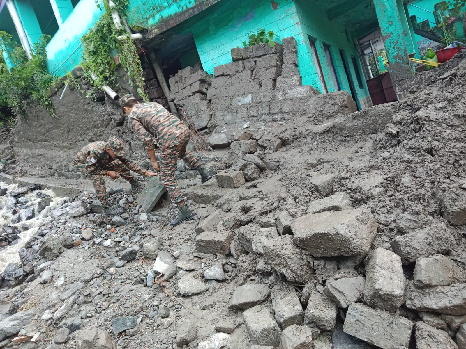 एसडीआरएफ उत्तराखण्ड पुलिस द्वारा चमोली जनपद में आपदा राहत एवं बचाव कार्य