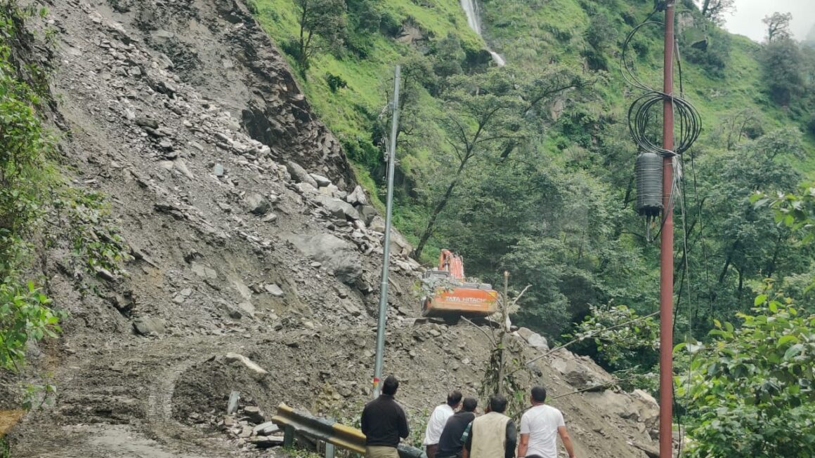 गौरीकुण्ड व सोनप्रयाग के बीच क्षतिग्रस्त हुए मार्ग का एसपी रुद्रप्रयाग ने किया निरीक्षण
