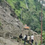 गौरीकुण्ड व सोनप्रयाग के बीच क्षतिग्रस्त हुए मार्ग का एसपी रुद्रप्रयाग ने किया निरीक्षण