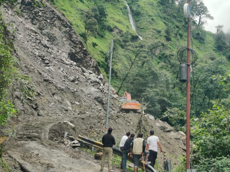गौरीकुण्ड व सोनप्रयाग के बीच क्षतिग्रस्त हुए मार्ग का एसपी रुद्रप्रयाग ने किया निरीक्षण