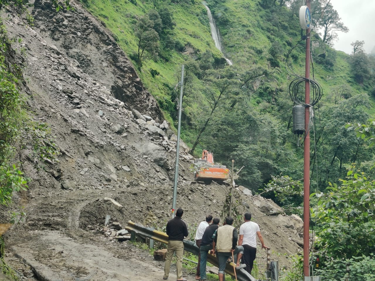 गौरीकुण्ड व सोनप्रयाग के बीच क्षतिग्रस्त हुए मार्ग का एसपी रुद्रप्रयाग ने किया निरीक्षण