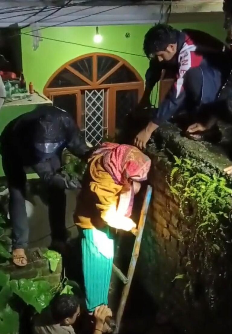 भारी बारिश के बीच दून पुलिस का रेस्क्यू अभियान, संवेदनशील इलाकों से लोगों को हटाया गया