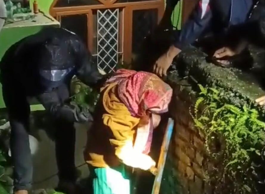 भारी बारिश के बीच दून पुलिस का रेस्क्यू अभियान, संवेदनशील इलाकों से लोगों को हटाया गया