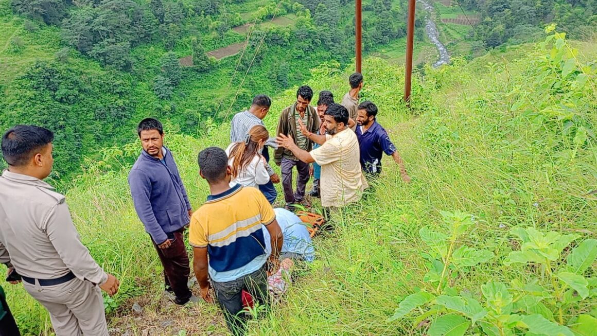 चकराता के पास गहरी खाई में गिरी पिकअप गाड़ी, चालक गंभीर रूप से घायल