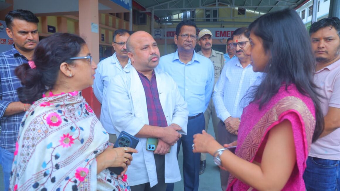 जिलाधिकारी ने श्रीनगर बेस अस्पताल का किया औचक निरीक्षण, जल्द दिया जाएगा शव वाहन