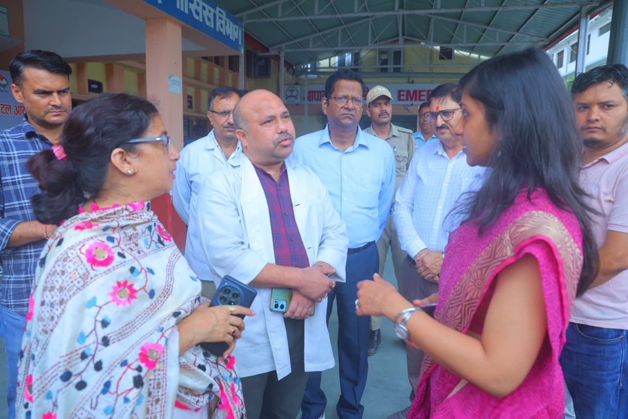 जिलाधिकारी ने श्रीनगर बेस अस्पताल का किया औचक निरीक्षण, जल्द दिया जाएगा शव वाहन