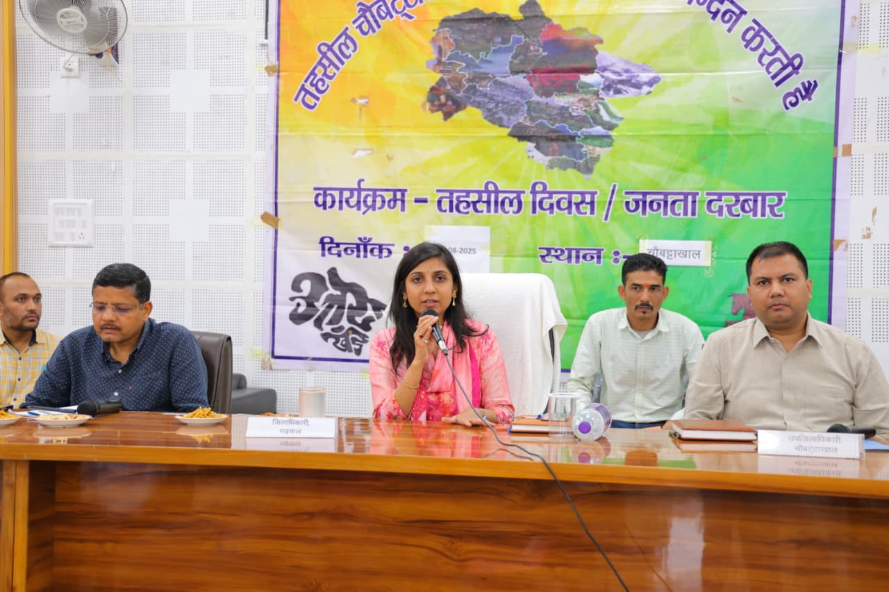 जिलाधिकारी की विशेष पहल पर तहसील दिवस पर लगाए गए विभागीय स्टॉल, 122 लाभान्वित