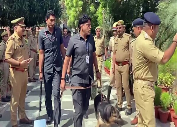 दिल्ली के 50 स्कूलों को बम धमकी, मेल में पहली बार पैसों की मांग