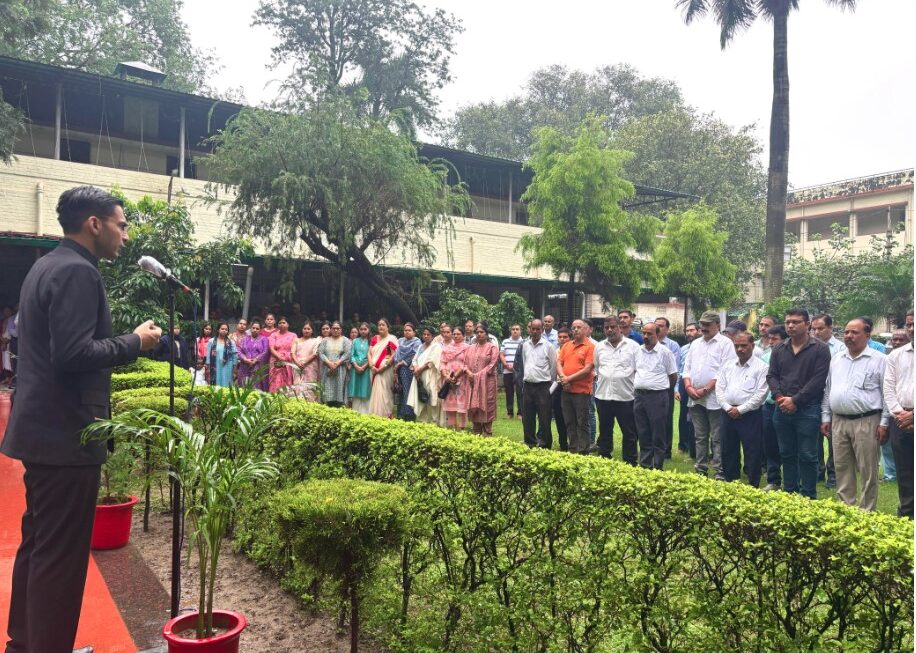 स्वतंत्रता सेनानियों के बलिदान को याद कर भावुक हुए डीएम