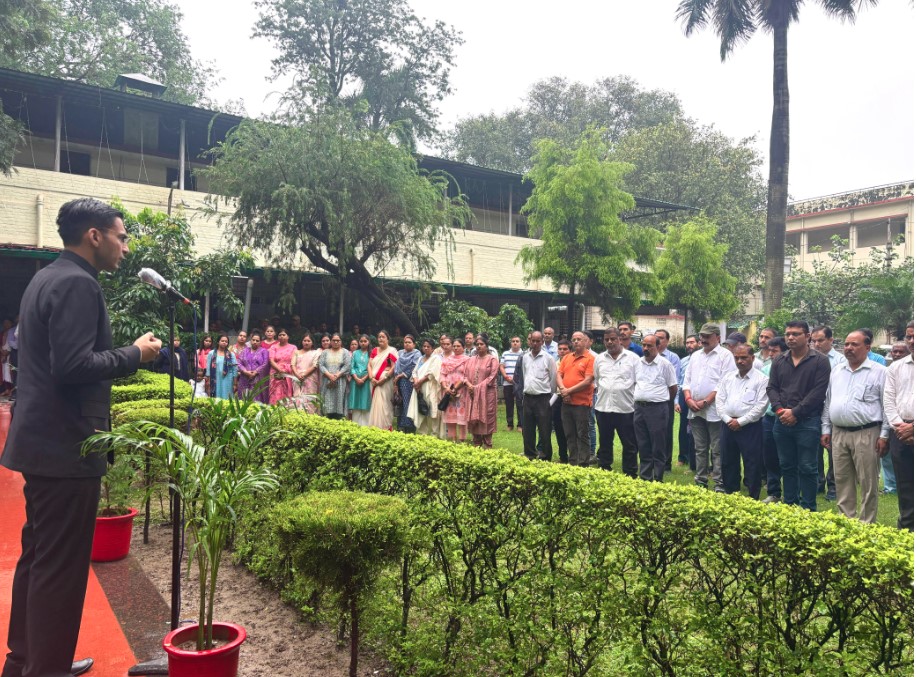 स्वतंत्रता सेनानियों के बलिदान को याद कर भावुक हुए डीएम