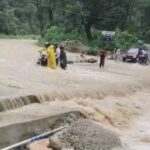 प्रशासन की लापरवाही या लोगों की मजबूरी? अल्मोड़ा में जान जोखिम में डाल रहे ग्रामीण