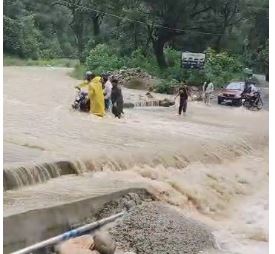 प्रशासन की लापरवाही या लोगों की मजबूरी? अल्मोड़ा में जान जोखिम में डाल रहे ग्रामीण