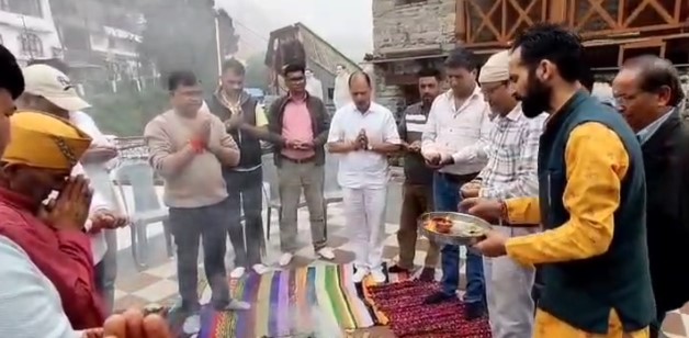 मसूरी में कांग्रेस ने पितृ पक्ष अमावस्या पर शहीद स्थल पर किया हवन