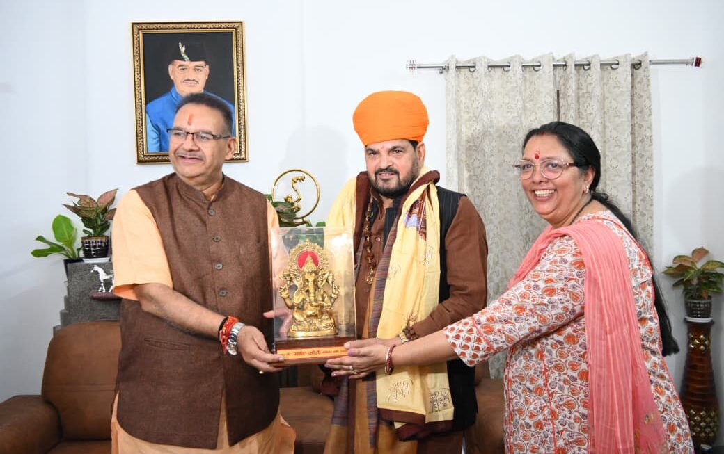 कैबिनेट मंत्री गणेश जोशी ने अपने आवास पर पूर्व सांसद बृजभूषण शरण सिंह का किया स्वागत