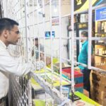 फायर शो के दौरान लगी आग, दो बारमैन झुलसे — जिलाधिकारी ने बार का लाइसेंस सस्पेंड किया