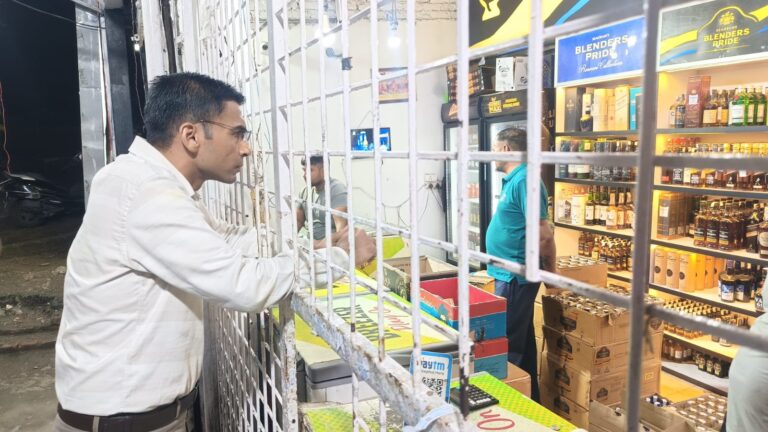 फायर शो के दौरान लगी आग, दो बारमैन झुलसे — जिलाधिकारी ने बार का लाइसेंस सस्पेंड किया