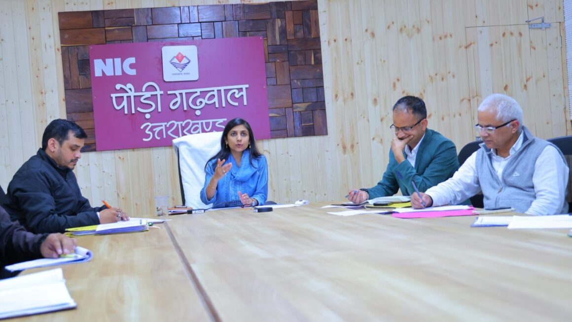 जिलाधिकारी ने की आधार केंद्रों की समीक्षा, आधार केंद्रों में पूर्ण व सुगम सेवाओं हेतु रजिस्ट्रार एजेंसियों को दिए निर्देश