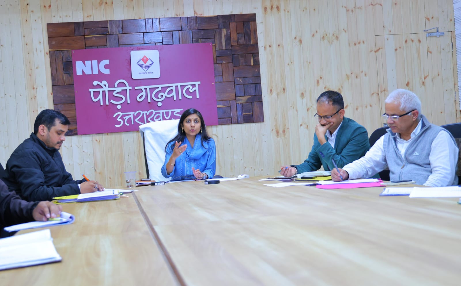 जिलाधिकारी ने की आधार केंद्रों की समीक्षा, आधार केंद्रों में पूर्ण व सुगम सेवाओं हेतु रजिस्ट्रार एजेंसियों को दिए निर्देश