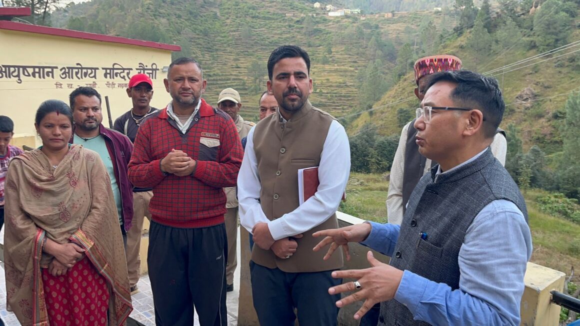 मा. मुख्यमंत्री के निर्देशों पर जिला प्रशासन ने आपदा प्रभावितों के साथ सैंजी में मनायी दीवाली