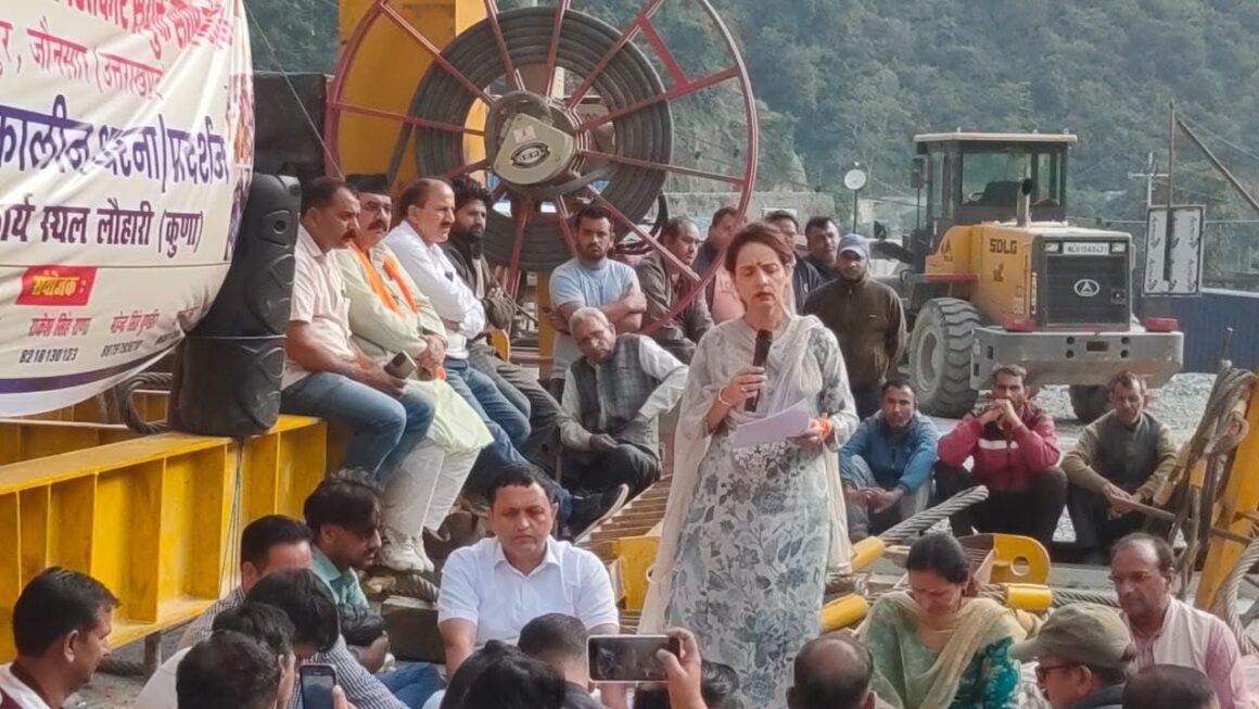 लखवाड़ बांध प्रभावितों का अनिश्चितकालीन धरना जारी — “हमने ज़मीन बेची नहीं, राष्ट्र निर्माण में दी है”