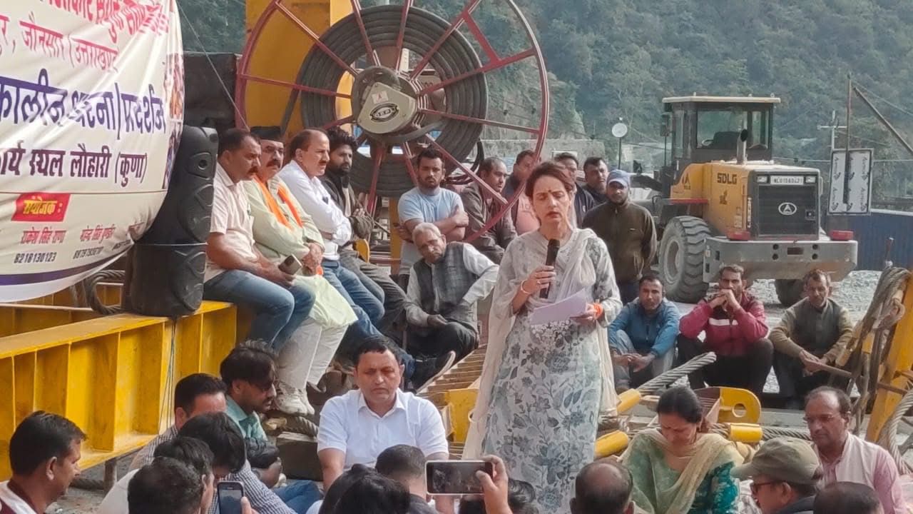 लखवाड़ बांध प्रभावितों का अनिश्चितकालीन धरना जारी — “हमने ज़मीन बेची नहीं, राष्ट्र निर्माण में दी है”