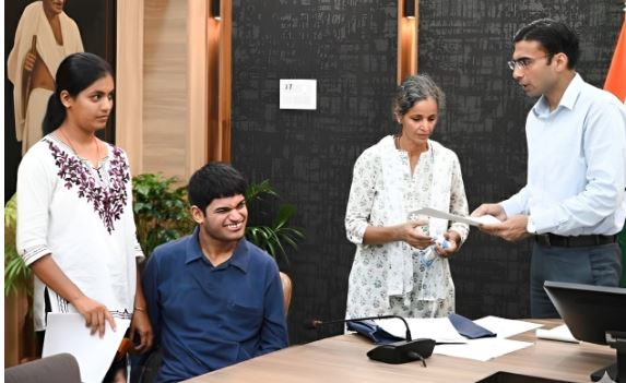 डीएम सविन बंसल की पहल से विधवा का ₹5 लाख ऋण ₹10 हजार में सेटल, मिला ‘नो ड्यूज’ सर्टिफिकेट