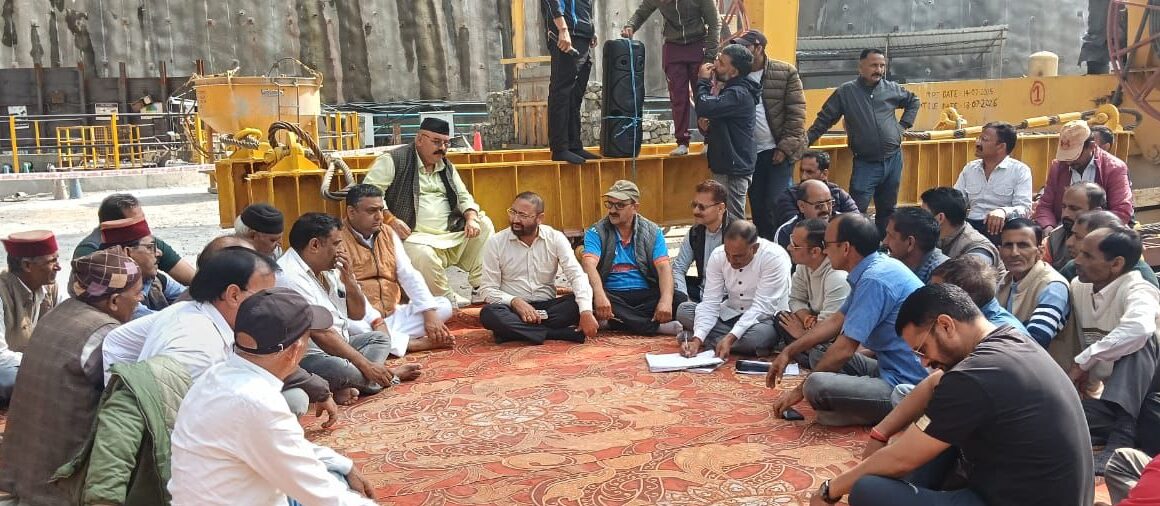 लखवाड़ बांध प्रभावितों का धरना पांचवें दिन भी जारी, धनोल्टी विधायक प्रीतम पंवार पहुंचे