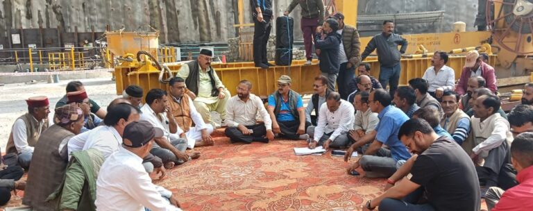 लखवाड़ बांध प्रभावितों का धरना पांचवें दिन भी जारी, धनोल्टी विधायक प्रीतम पंवार पहुंचे