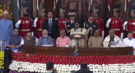 संविधान दिवस 2025: संसद में व्यापक कार्यक्रम, राष्ट्रपति ने दिलाया मूल्यों के संरक्षण का संकल्प