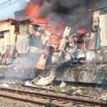 धारावी में झोपड़ियों में लगी भीषण आग, सुरक्षा के लिए हार्बर लाइन की लोकल सेवाएं रोकी गईं