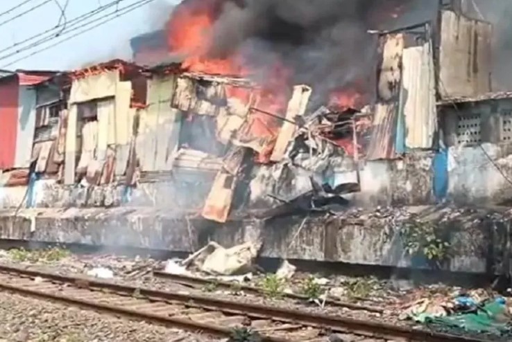 धारावी में झोपड़ियों में लगी भीषण आग, सुरक्षा के लिए हार्बर लाइन की लोकल सेवाएं रोकी गईं