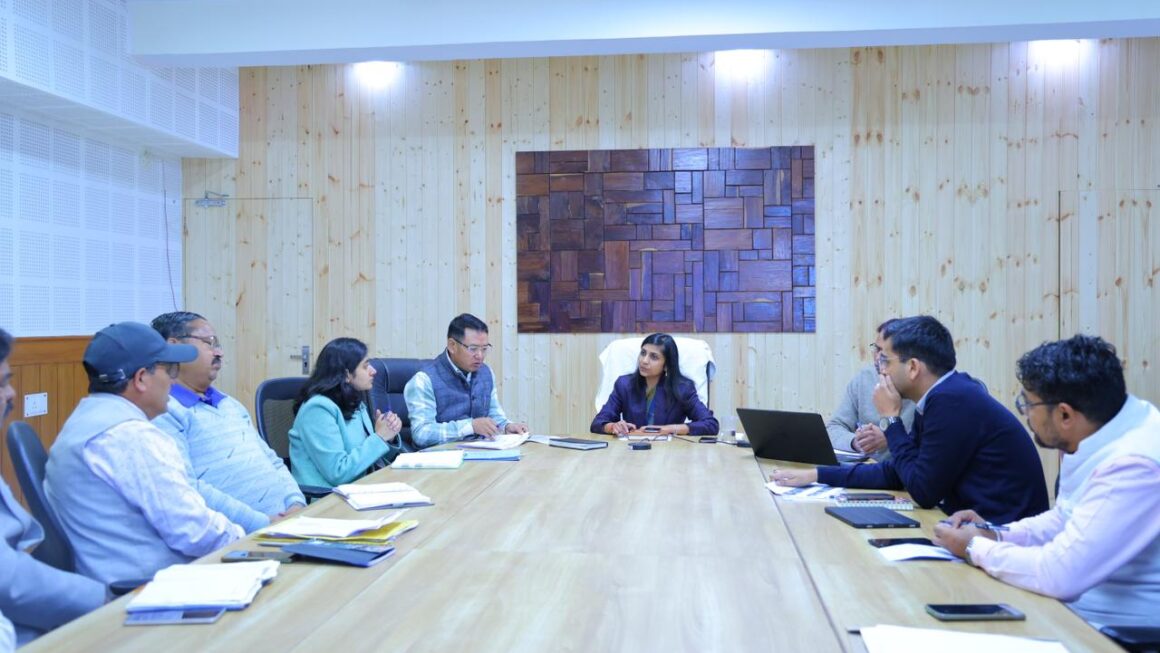 जिलाधिकारी ने सड़क सुरक्षा को लेकर दिए कड़े निर्देश